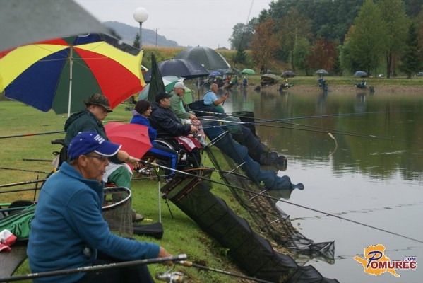 FOTO: Invalidi in upokojenci so namakali trnke